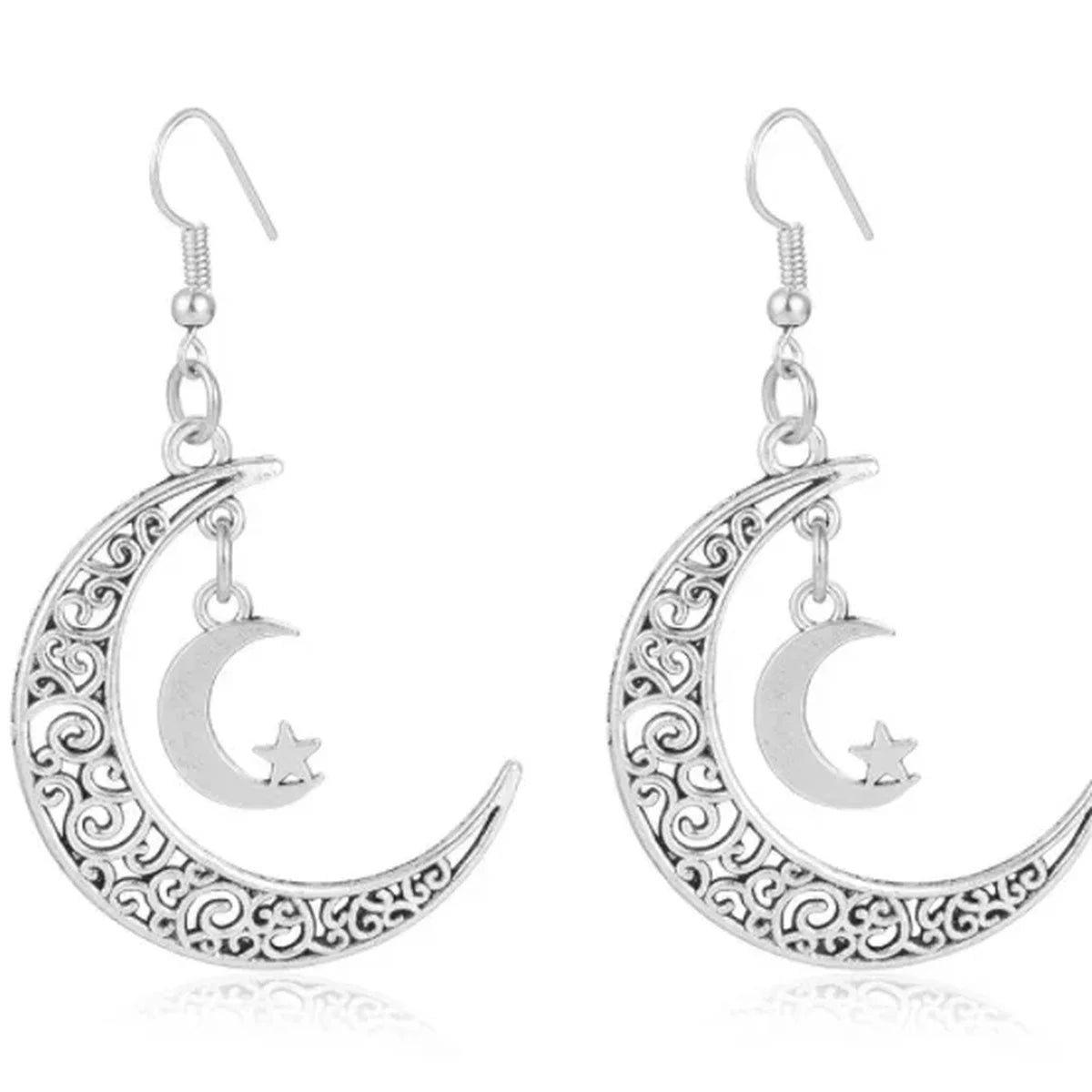 Boucles d'oreilles croissant de lune en métal argenté vues de face sur fond blanc