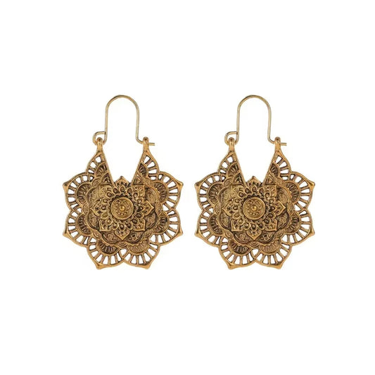 Boucles d’Oreilles Dorées avec Mandalas sur fond blanc