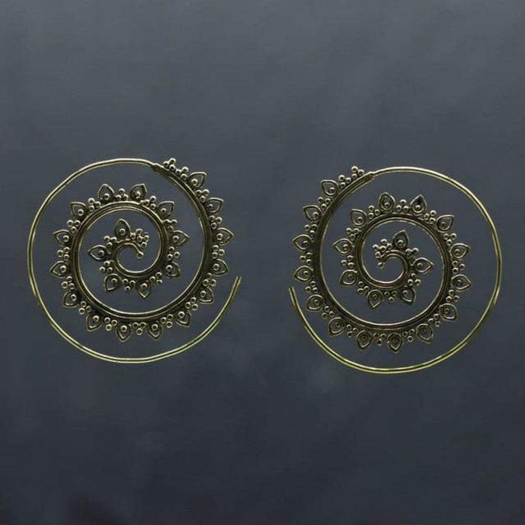 Paire de boucles d'oreilles spirale finition bronze sur fond sombre