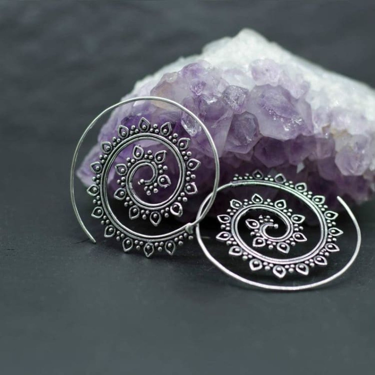 Boucles d'oreilles spirale argentées, détail matière