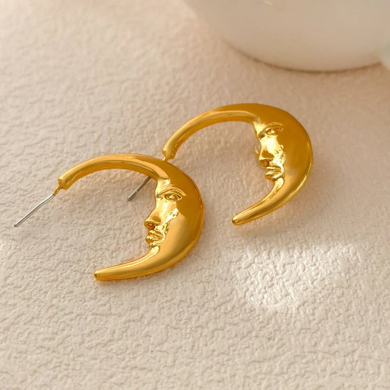Boucles d'oreilles en forme de croissant de lune de style vintage sur fond beige