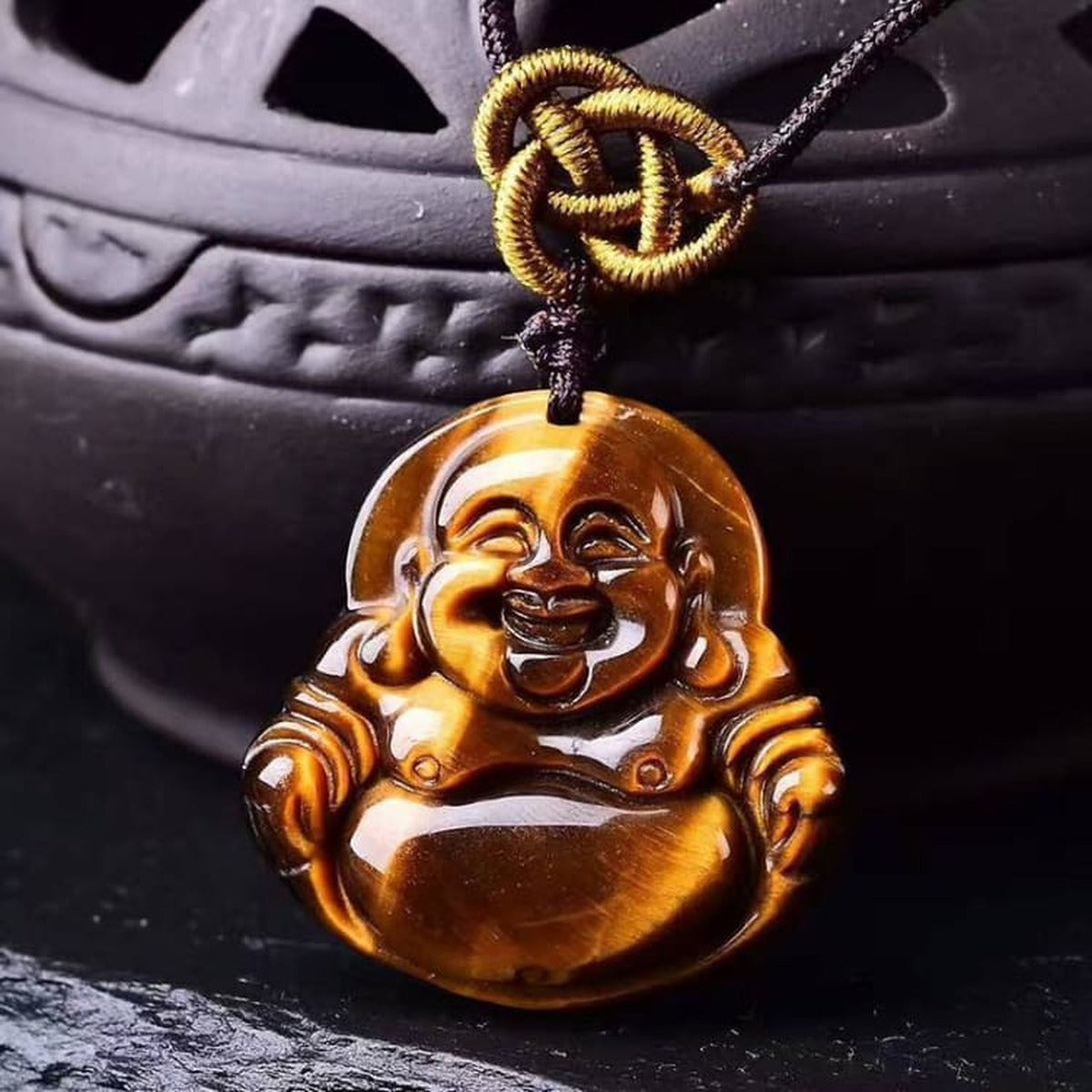 Pendentif Bouddha en œil de tigre avec brûle-parfum en arrière-plan