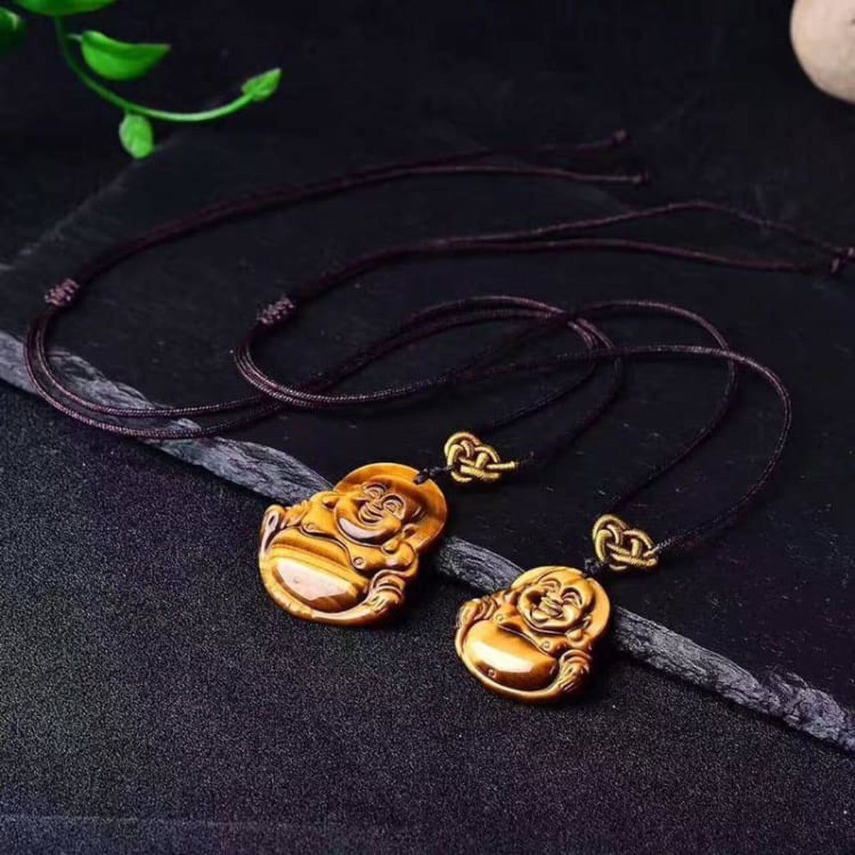 Collier Bouddha en œil de tigre, pendentif sculpté et cordon tressé brun
