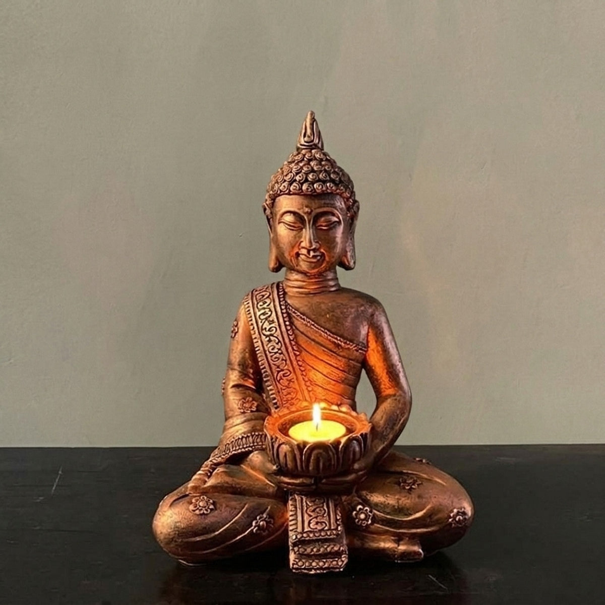 Bougeoir Bouddha bronze posture Plénitude avec support lotus allumé