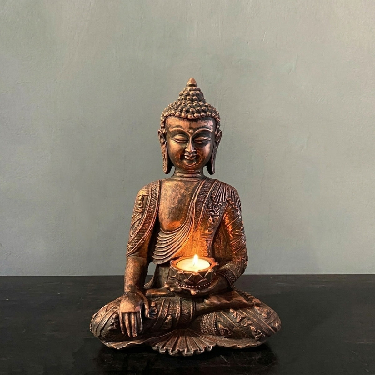Bougeoir Bouddha bronze posture Sérénité avec support lotus allumé