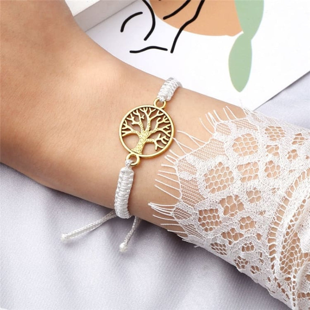 Bracelet Arbre de Vie tressé blanc, porté au poignet