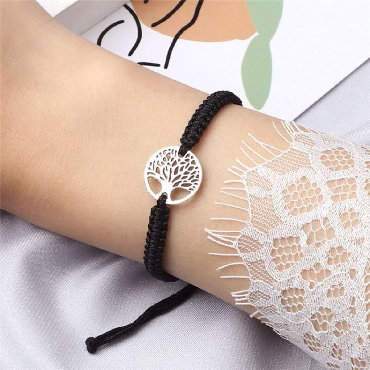 Bracelet Arbre de Vie tressé noir, porté au poignet