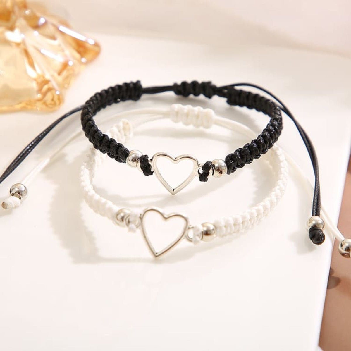 Bracelet de couple cœur, détail du pendentif métallique