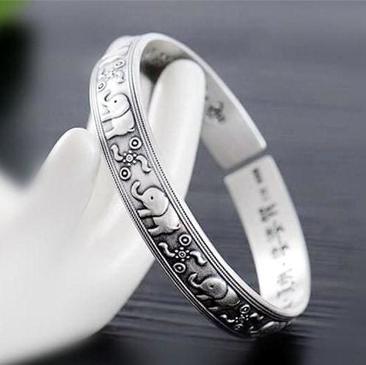 Bracelet manchette en argent sterling 925, detail des gravures d'elephants