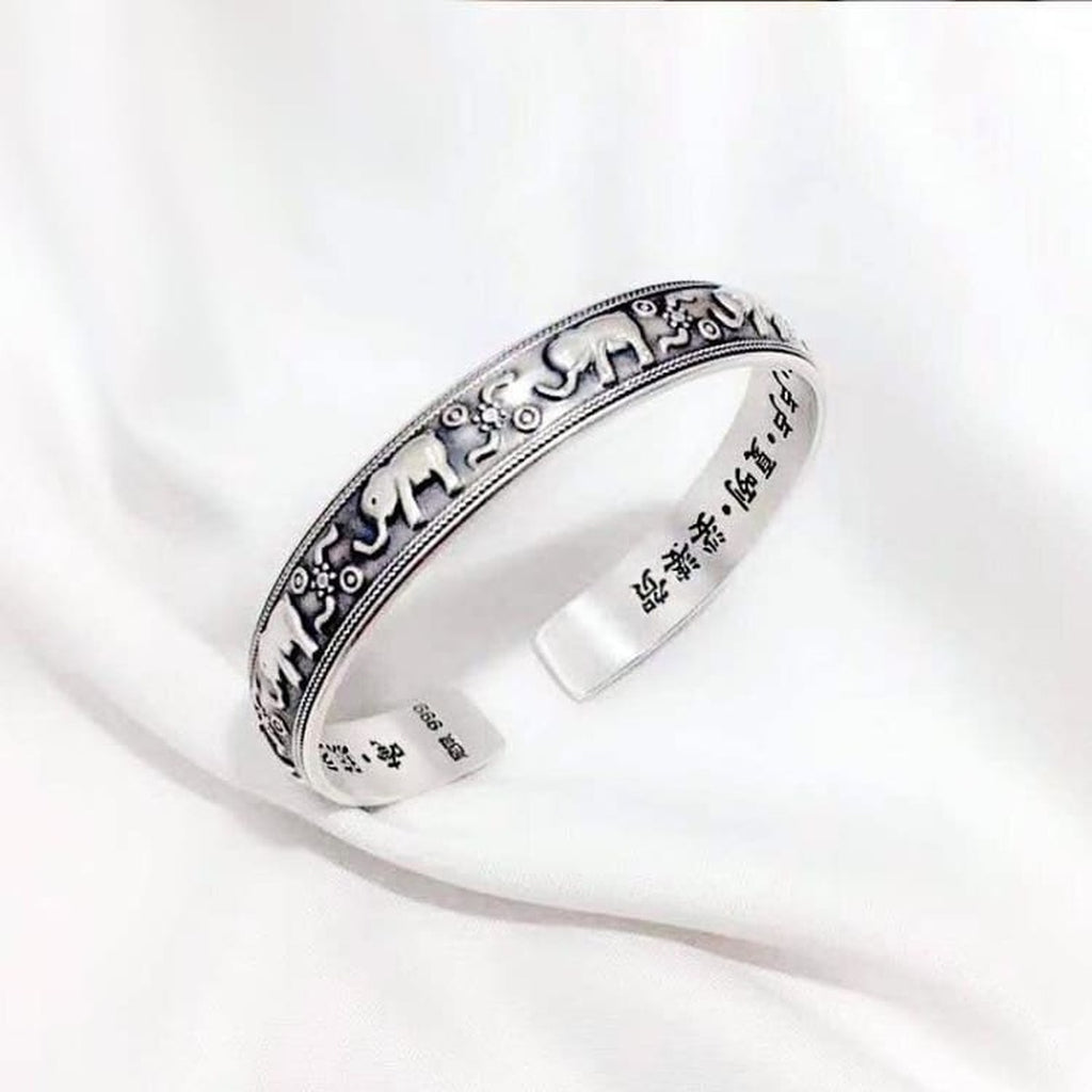 Bracelet manchette en argent sterling 925, eleph ants en relief et symbole Om, vue de face