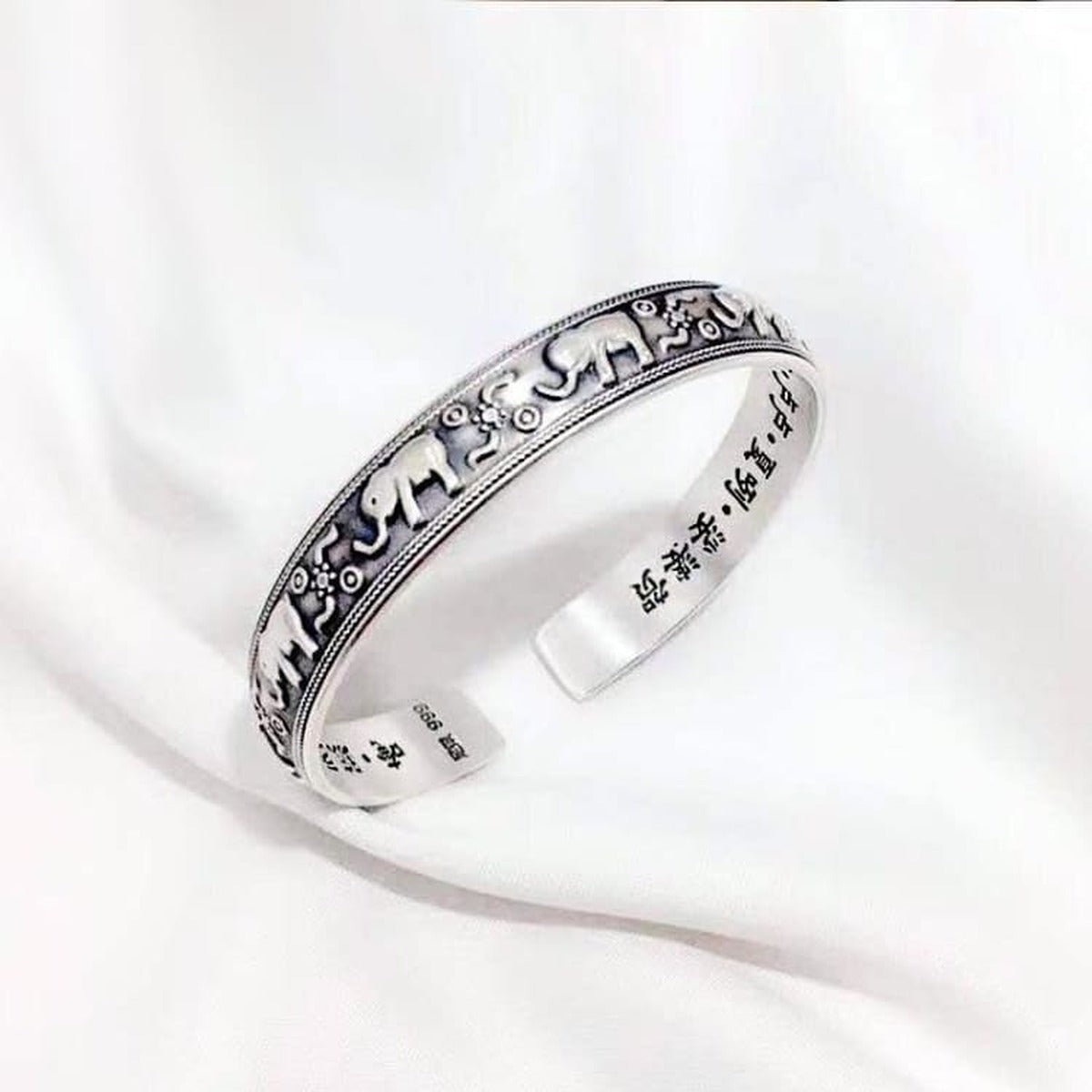 Bracelet manchette en argent sterling 925, eleph ants en relief et symbole Om, vue de face