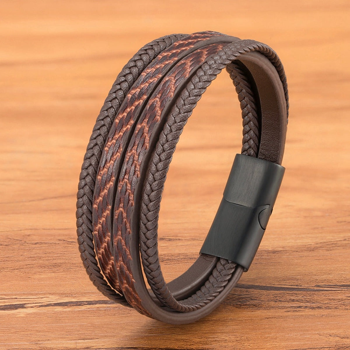 Bracelet homme tressé marron à fermoir magnétique noir, vue rapprochée