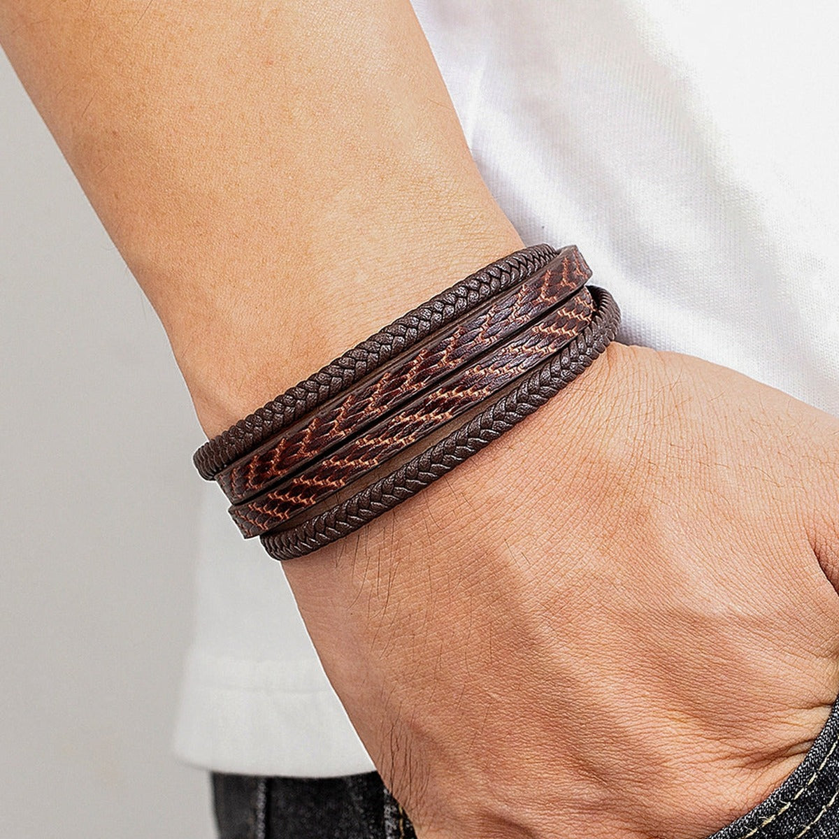 Bracelet homme à fermoir magnétique porté au poignet
