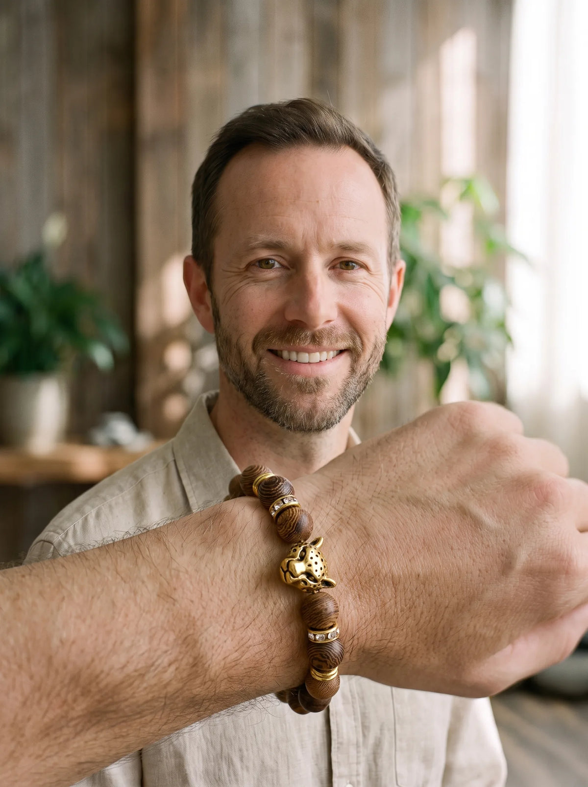 Homme souriant portant au poignet le bracelet léopard marron strié