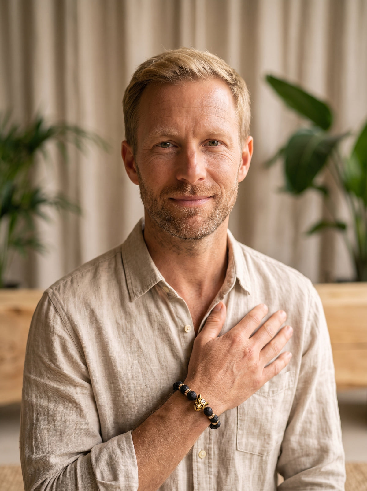 Modele homme blond souriant portant le bracelet leopard noir mat au poignet
