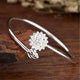 Bracelet fleur de lotus argenté sur bois avec bouton et fleur épanouie