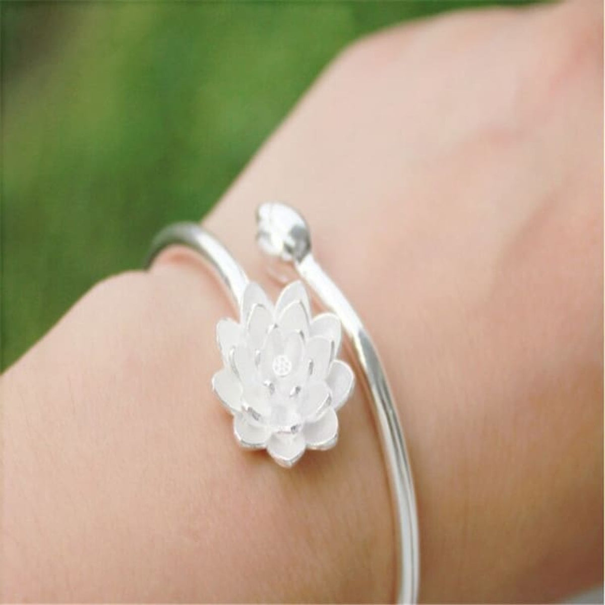 Bracelet fleur de lotus argenté porté au poignet