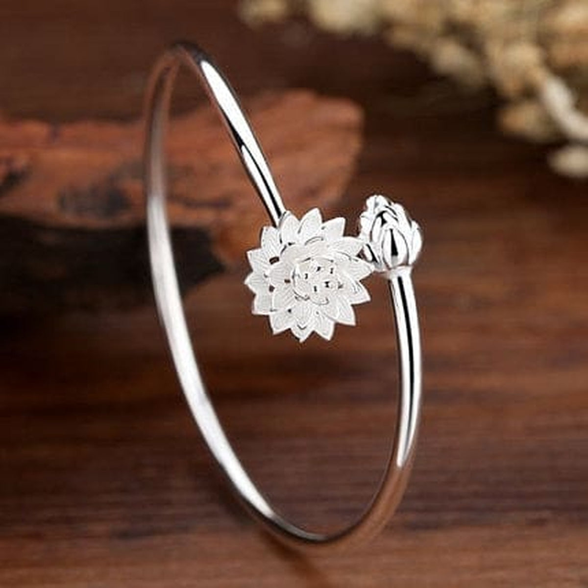 Bracelet lotus argenté debout montrant ses deux motifs