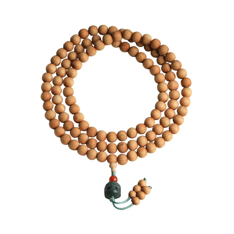 Bracelet Mala avec Perles en Bois Naturel sur fond blanc