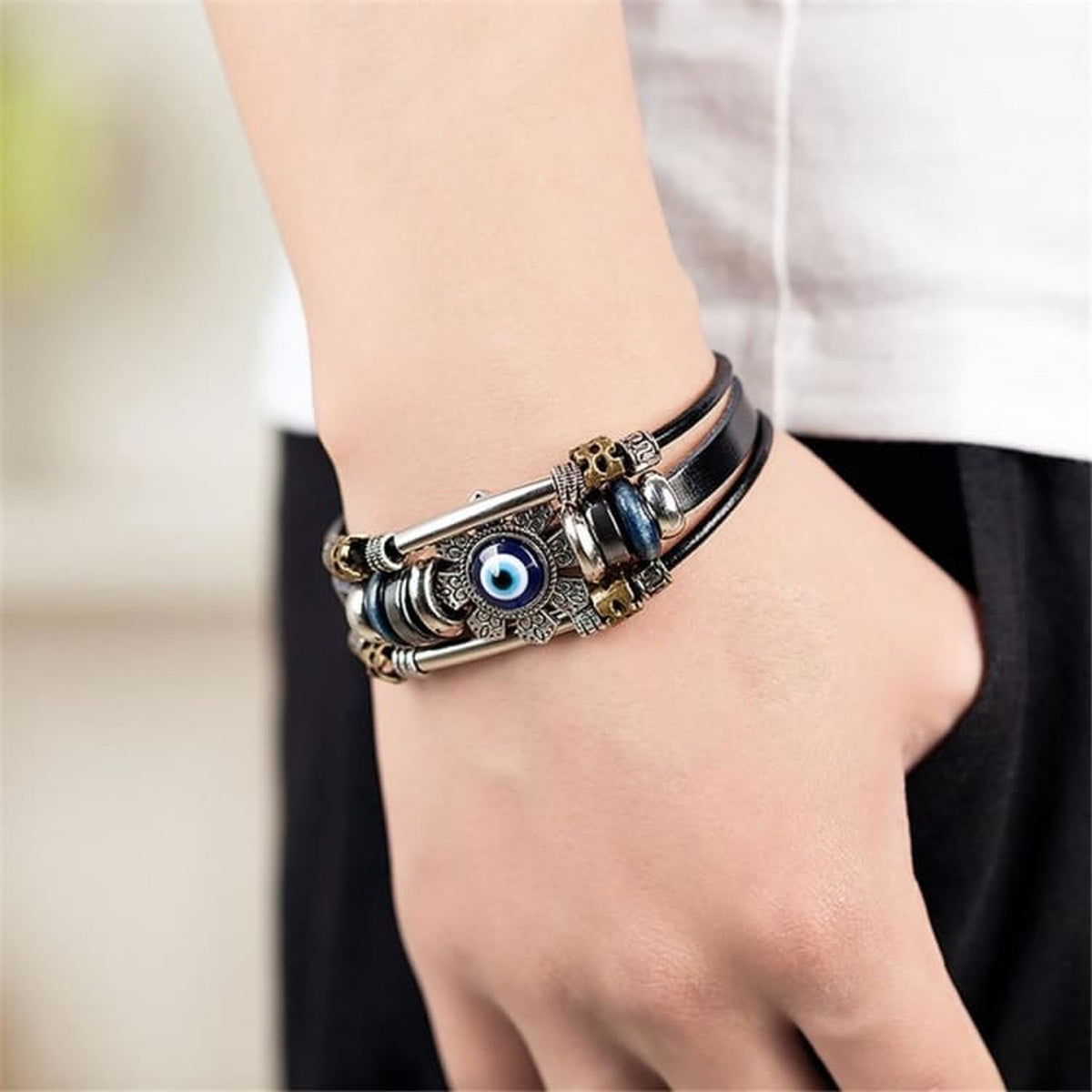 Bracelet mauvais œil multirang noir porté au poignet