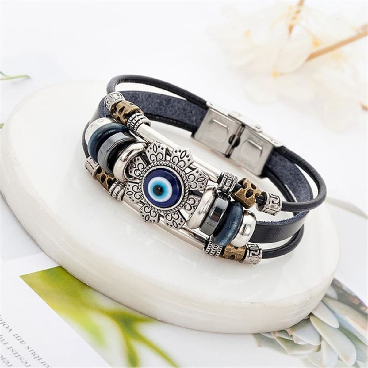 Bracelet multirang noir à mauvais œil bleu vu de trois quarts