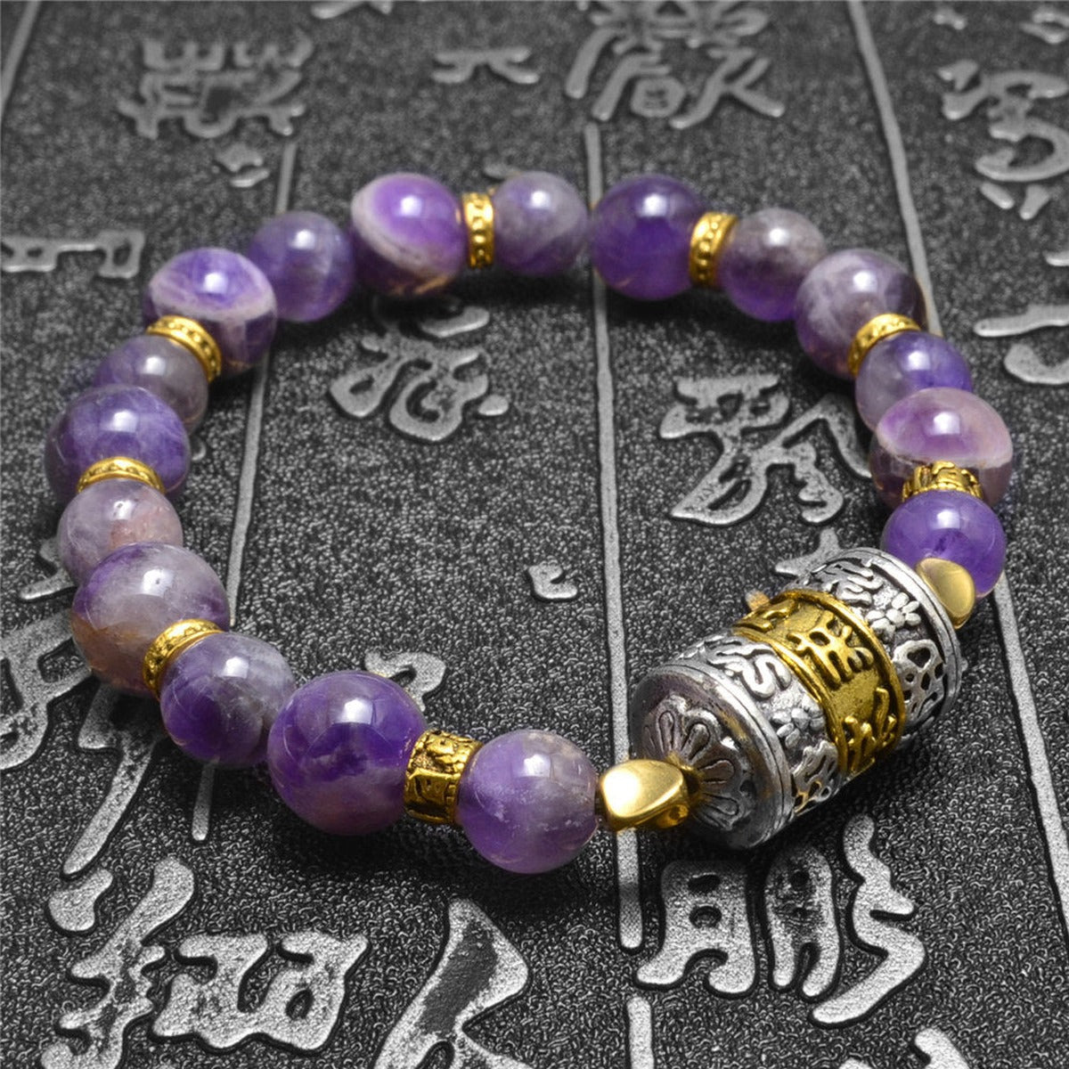 Bracelet tibétain Om Mani Padme Hum, perles d'améthyste et cylindre gravé en métal doré et argenté