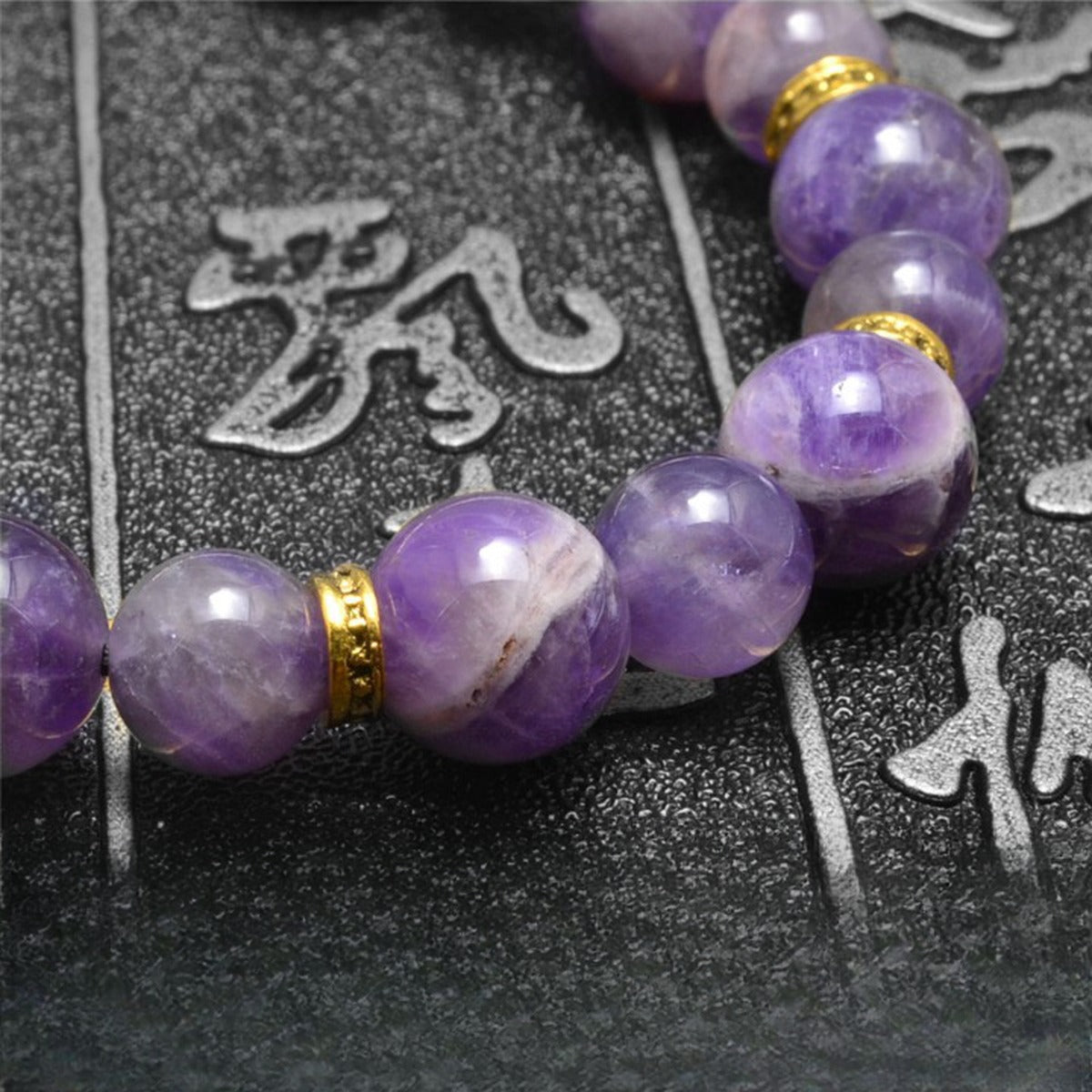 Bracelet tibétain mantra Om Mani Padme Hum, perles d'améthyste sur fond de calligraphie sculptée