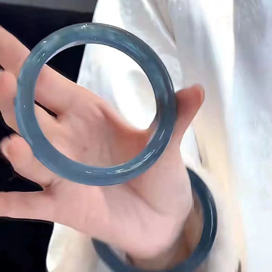 Bracelet en Verre - Lisse et Épuré dans la main d'une femme