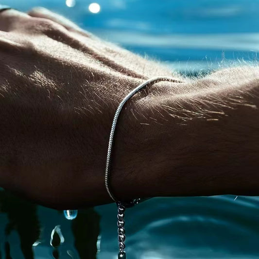 Bracelet Homme - Fin en Acier Inoxydable sur un homme