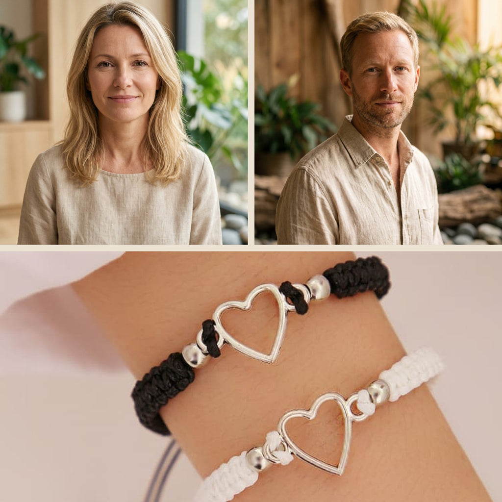 Visages souriants du casting et bracelets de couple portés aux poignets