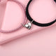 Bracelets de couple rose et noir avec les deux moitiés de cœur réunies