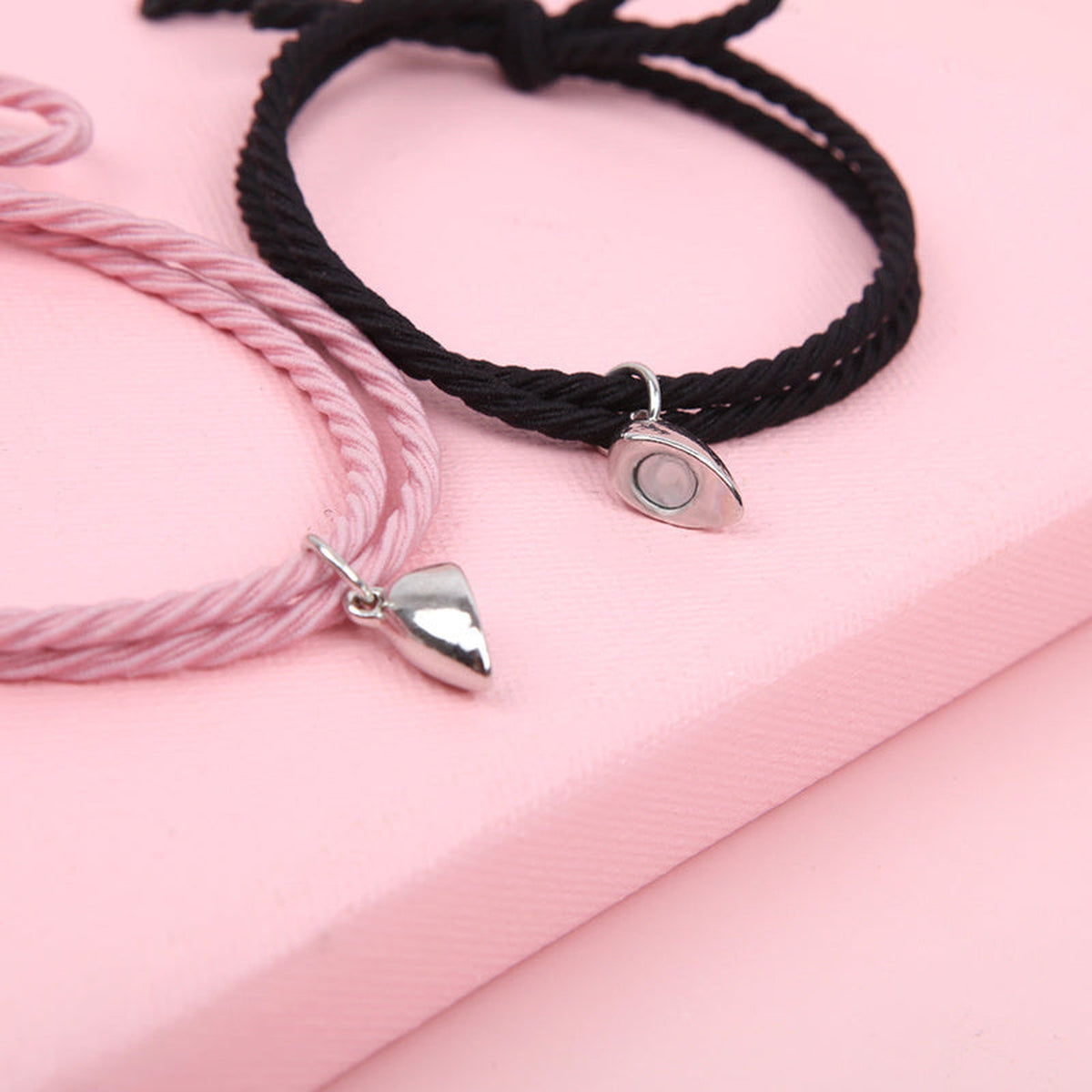 Bracelets de couple rose et noir avec les moitiés de cœur séparées