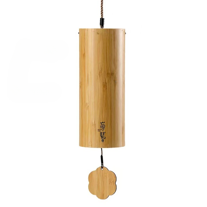 Carillon éolien en bambou fait à la main sur fond blanc