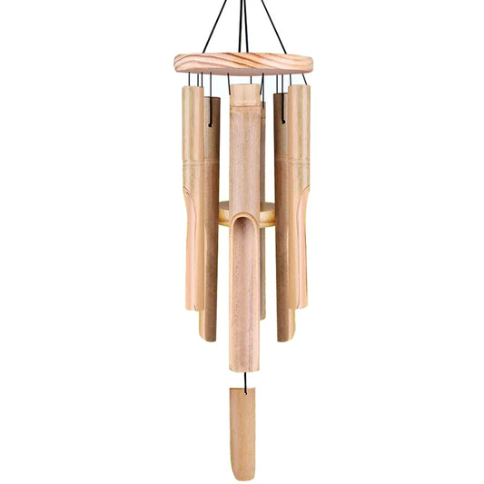 Carillon éolien à six tubes en bambou sur fond blanc
