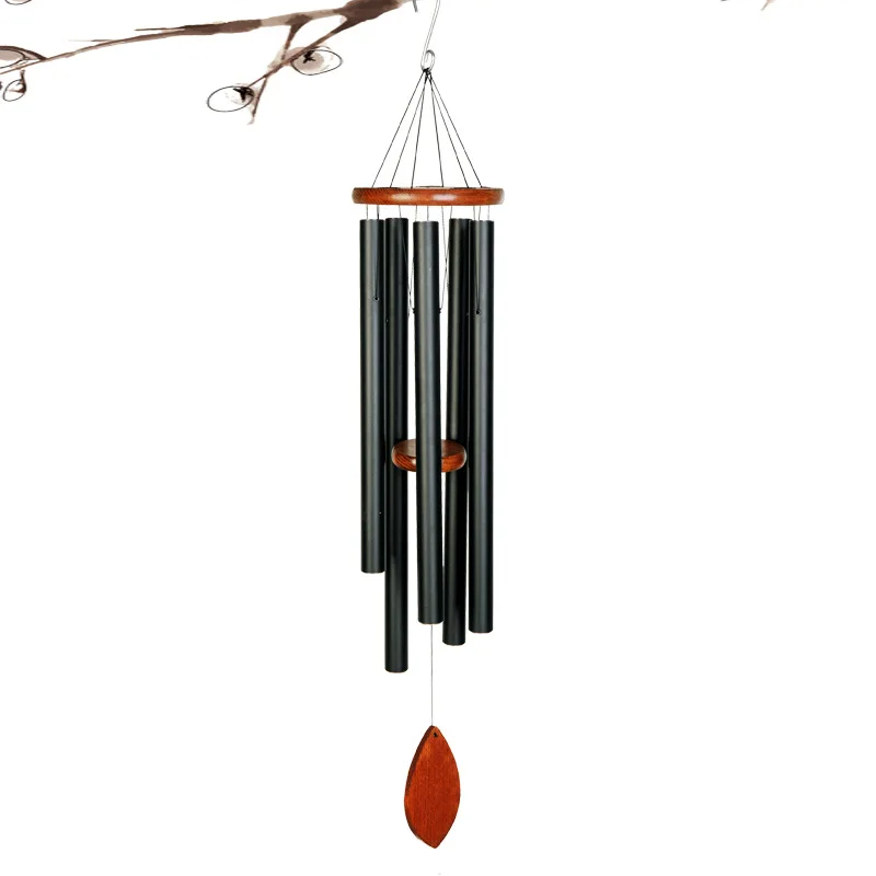 Carillon à vent en bois et métal avec cinq tubes sur fond blanc