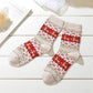 Chaussettes piloulou blanches et rouges avec motifs de Noël sur fond blanc