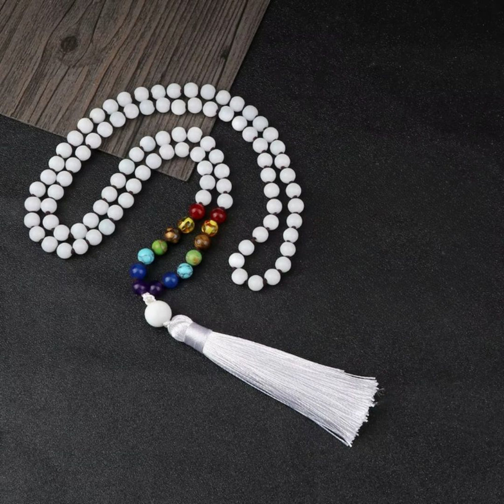 Collier 7 Chakras Blanc et Epuré sur fond gris
