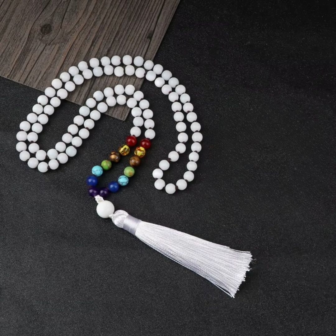 Collier 7 Chakras Blanc et Epuré sur fond gris Image