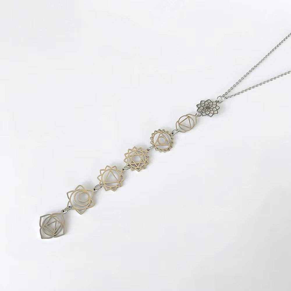 Collier 7 Chakras Long en Acier inoxydable sur fond gris