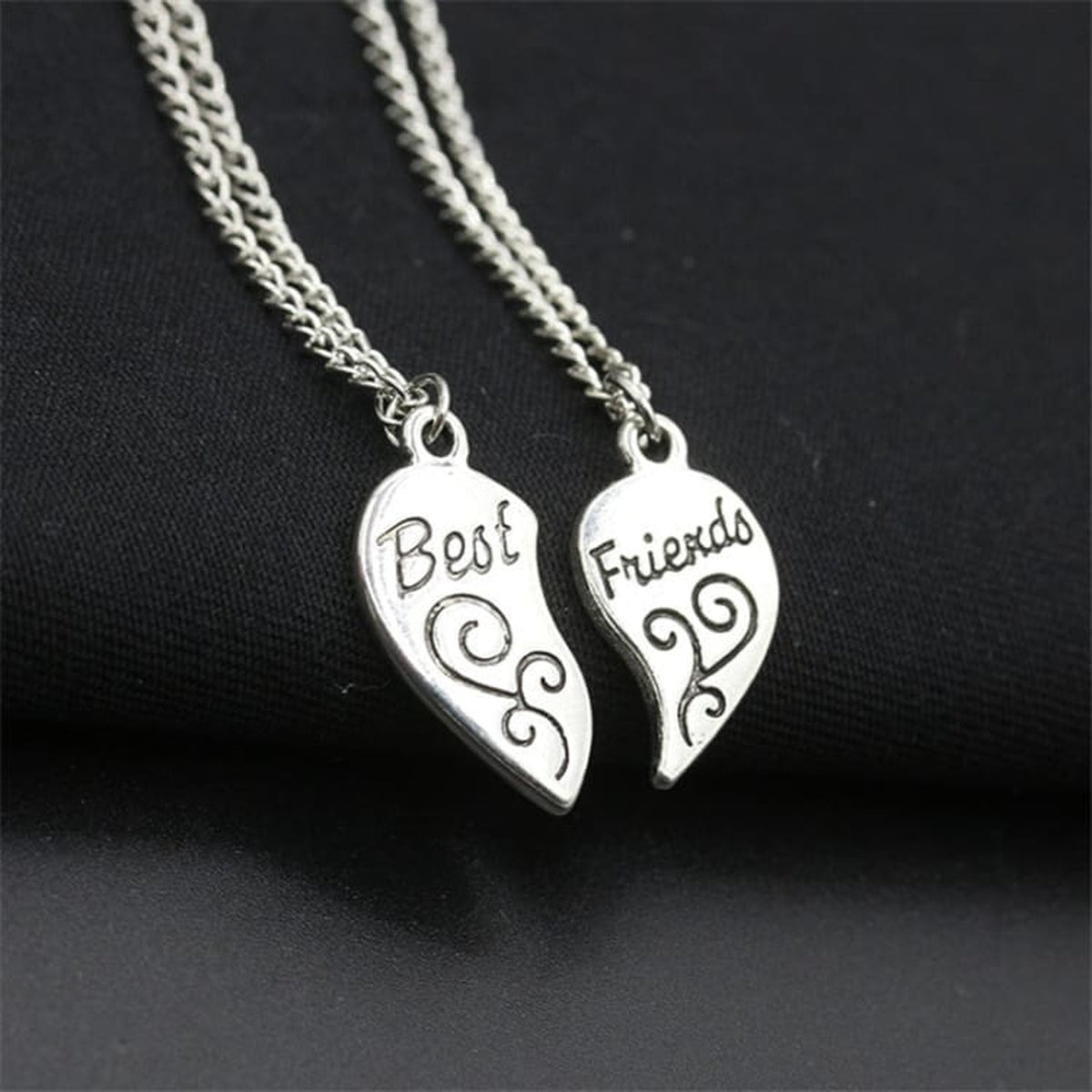 Deux chaînes argentées et leurs pendentifs Best Friends