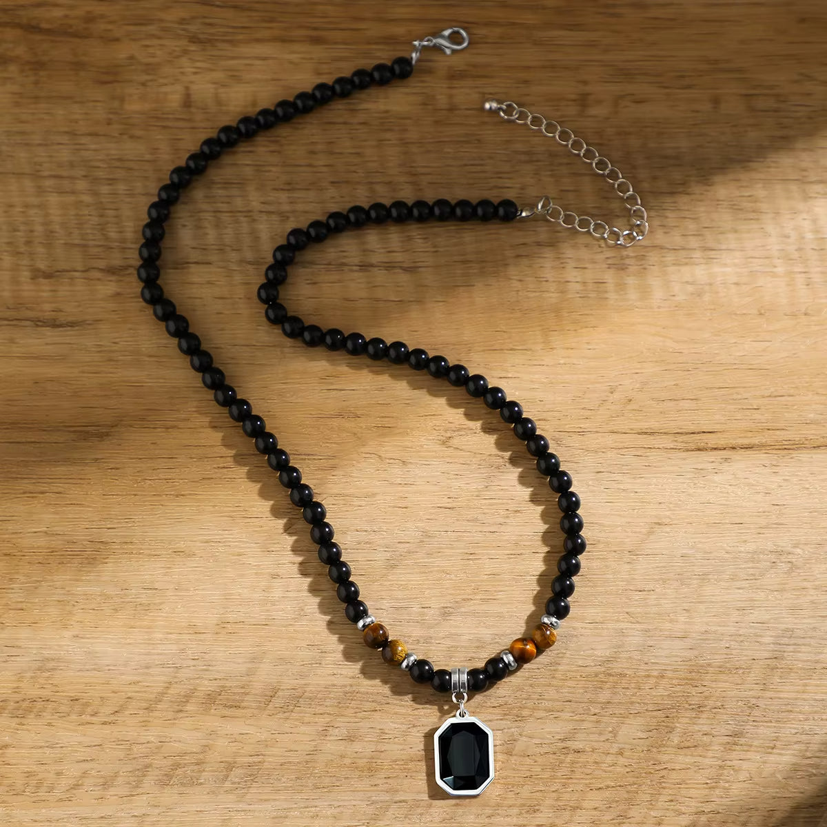 Collier pour Homme - Moderne et Sophistiqué sur fond beige