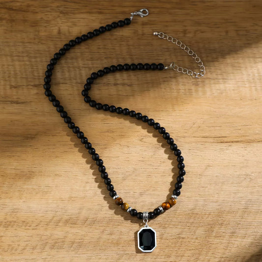 Collier pour Homme - Moderne et Sophistiqué sur fond beige