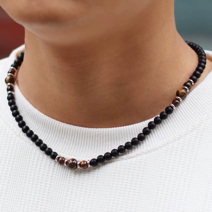 Collier pour Homme - Onyx et Oeil de Tigre porté par un homme