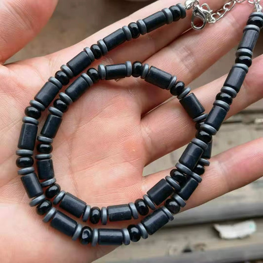 Collier pour Homme en Pierre Naturelle - Style Ethnique dans la main d'un homme