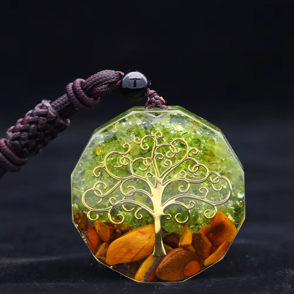Collier Orgonite Arbre de Vie avec Olivine sur fond gris Image