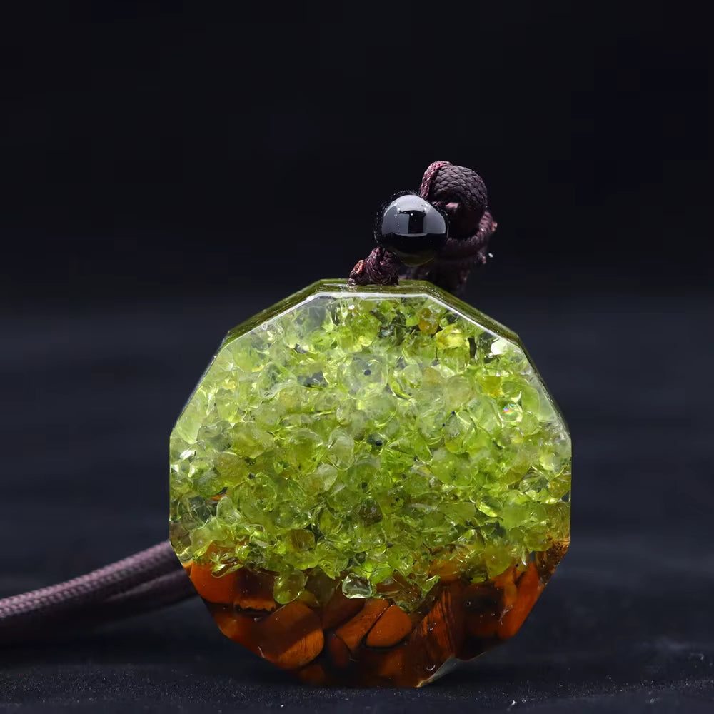 Collier Orgonite Arbre de Vie avec Olivine sur fond gris Image