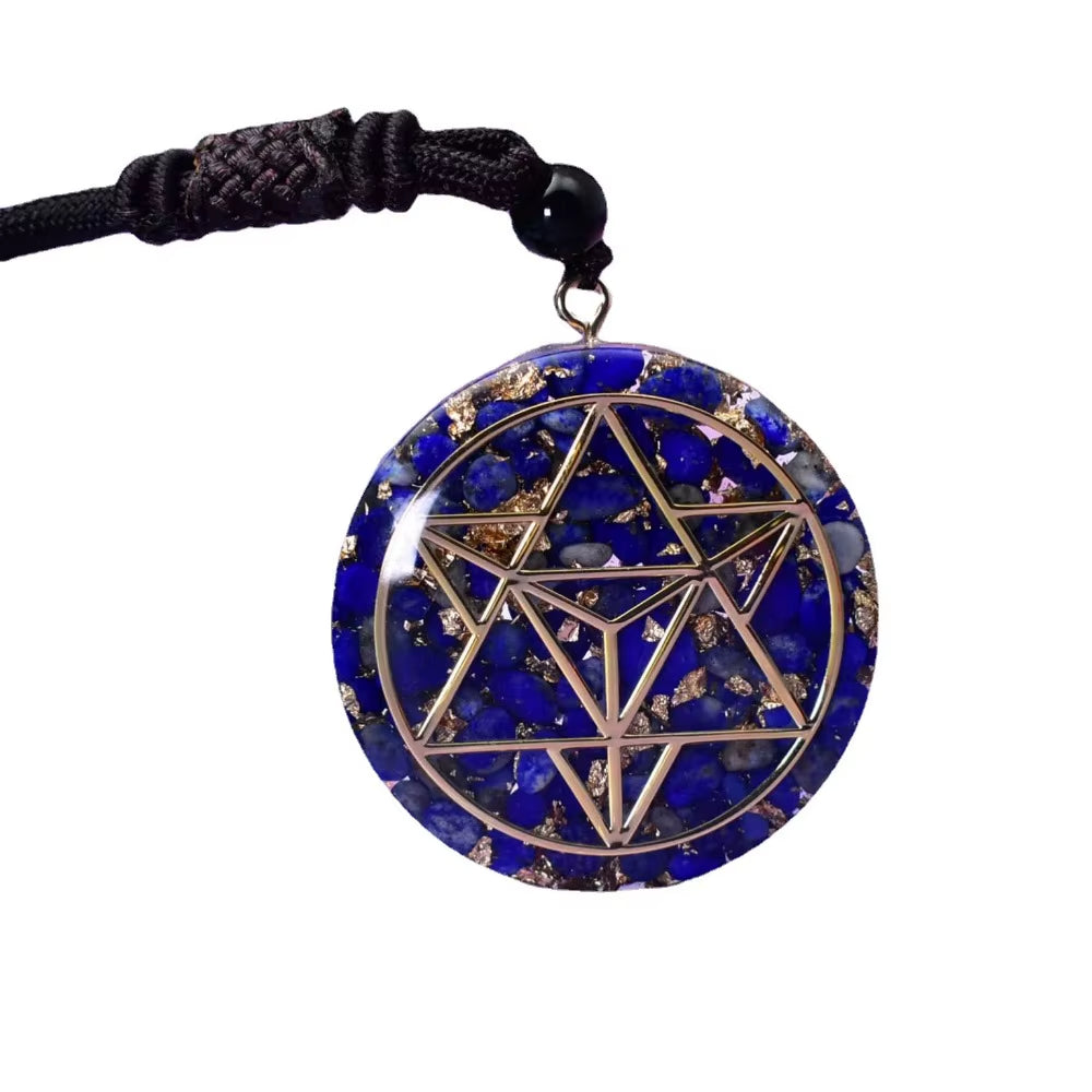 Collier Orgonite Merkaba en Lapis Lazuli sur fond blanc