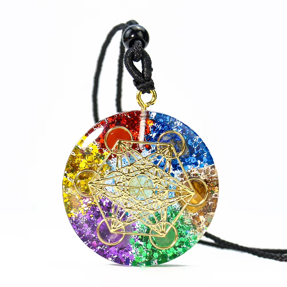 Collier Orgonite Métatron et 7 Chakras sur fond blanc