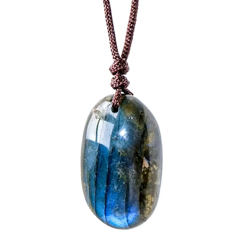 Collier avec Pendentif Labradorite Brute sur fond blanc Image