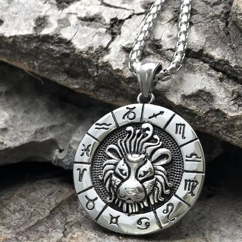 Collier Signe Astrologique en Titane sur des roches